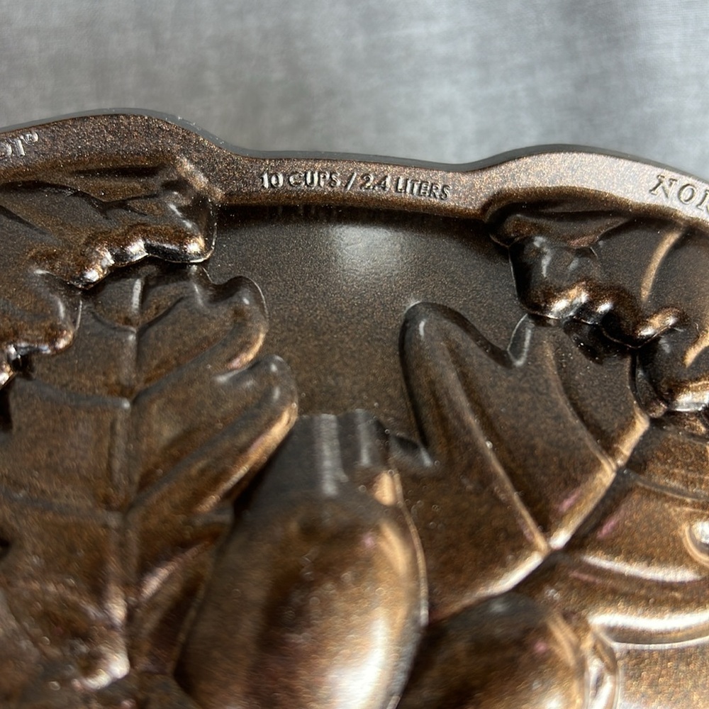 Nordicware fall harvest acorn wreath bundt pan 10 cup bronze color - Picture 8 of 10